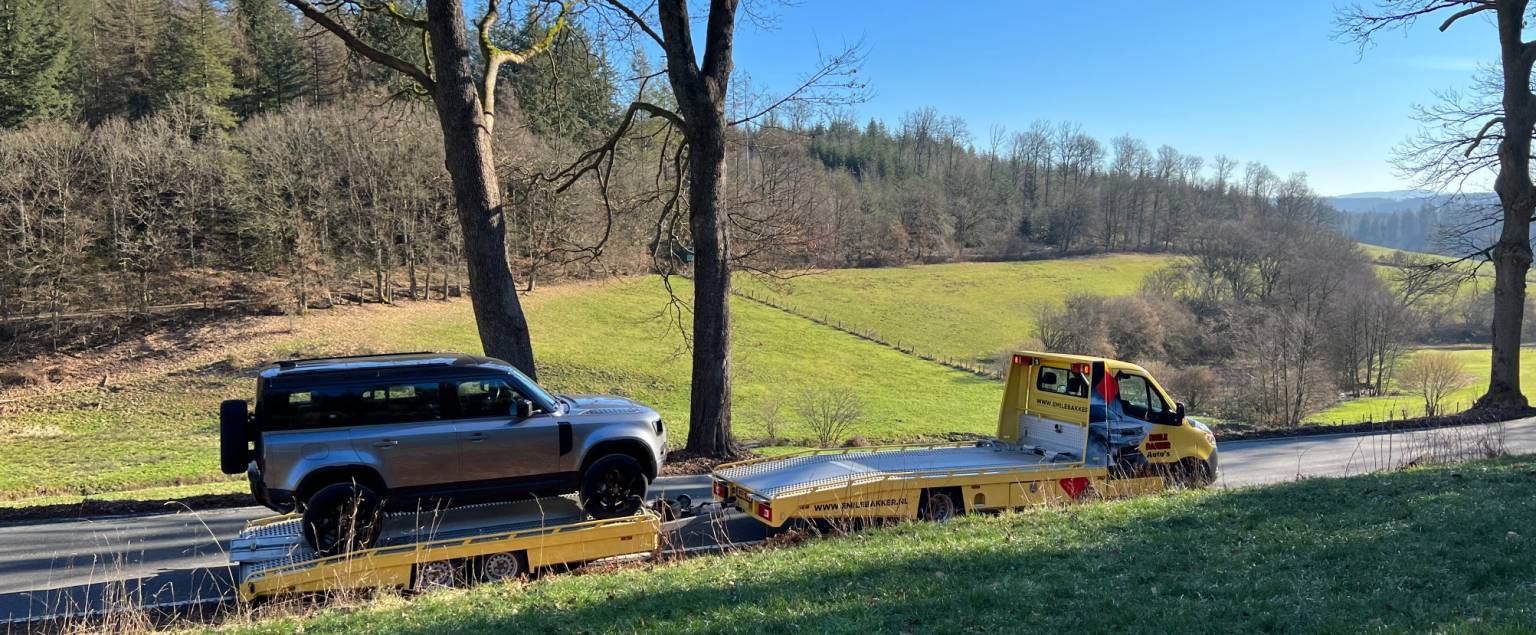 Land Rover Defender op oplegger van Emile Bakker